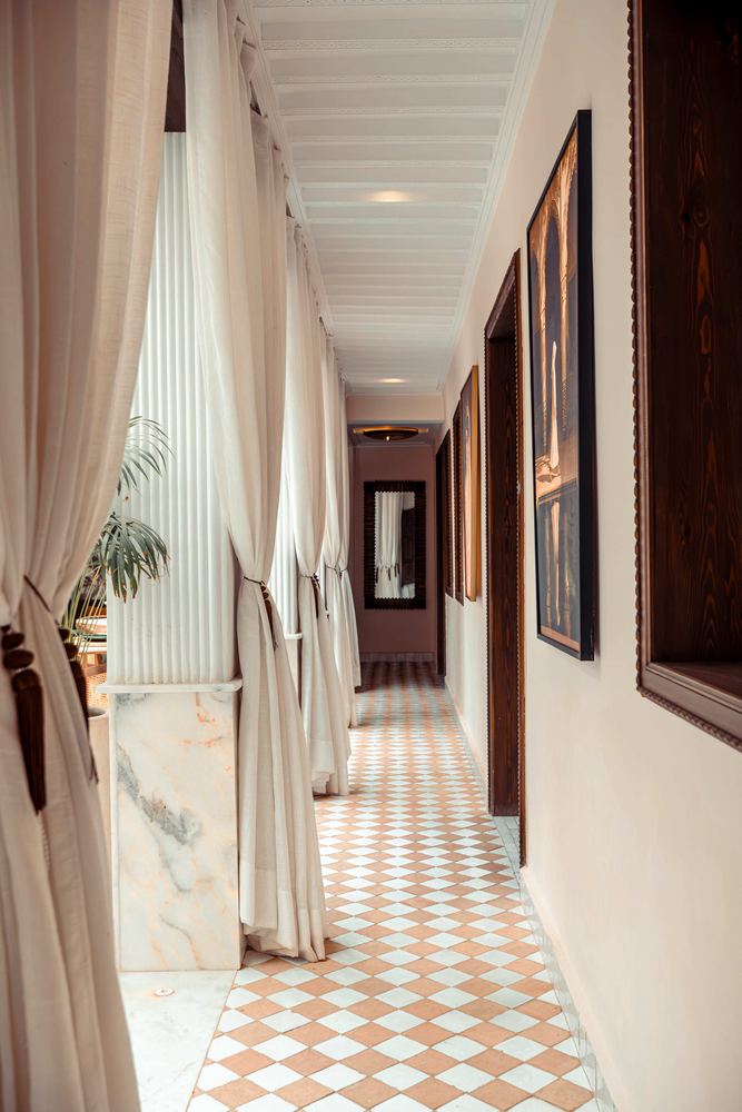 Le couloir — Un passage en damier, entre les voilages.