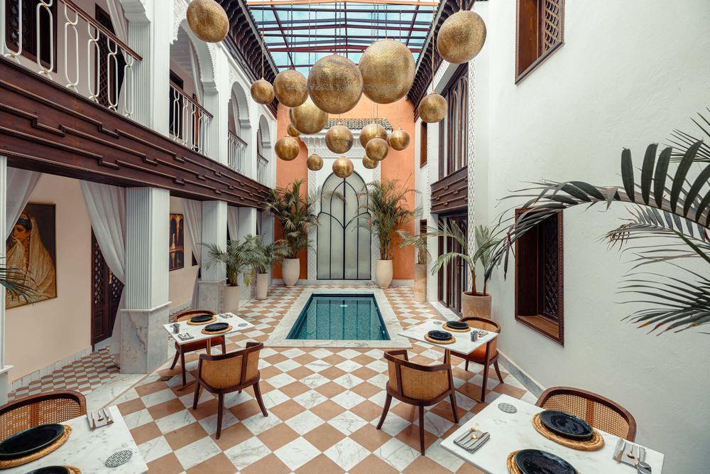Le patio aux lustres dorés