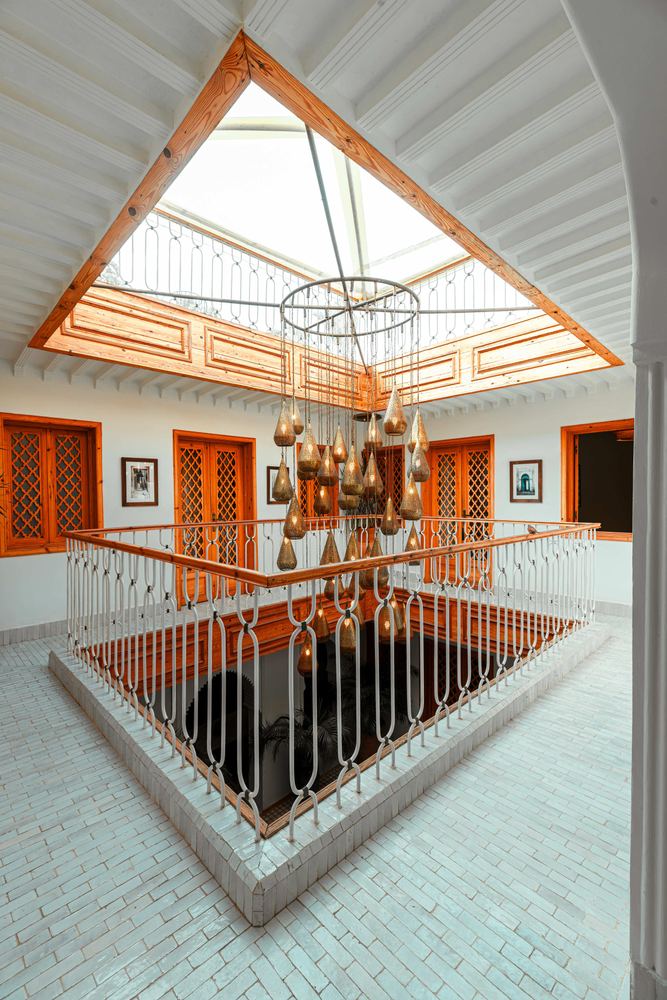 La verrière — Le ciel de Marrakech au-dessus du patio.
